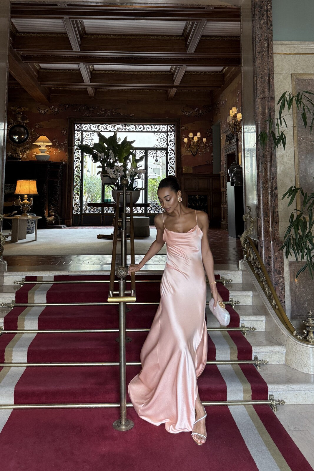 ROBE PÊCHE DOUCE DÉCOLLETÉ PROFOND DANS LE DOS