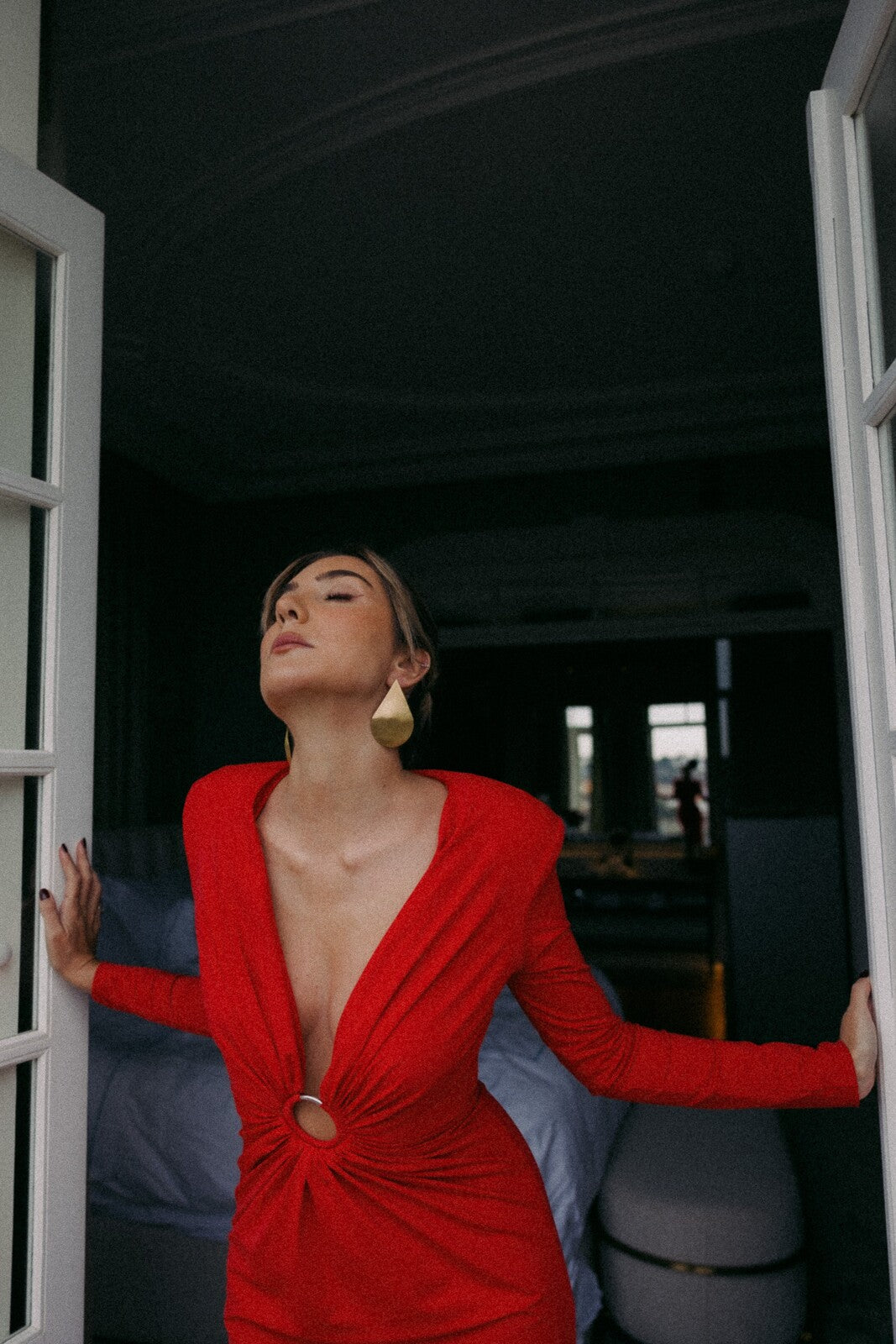 LONG RED DRESS WITH A RING