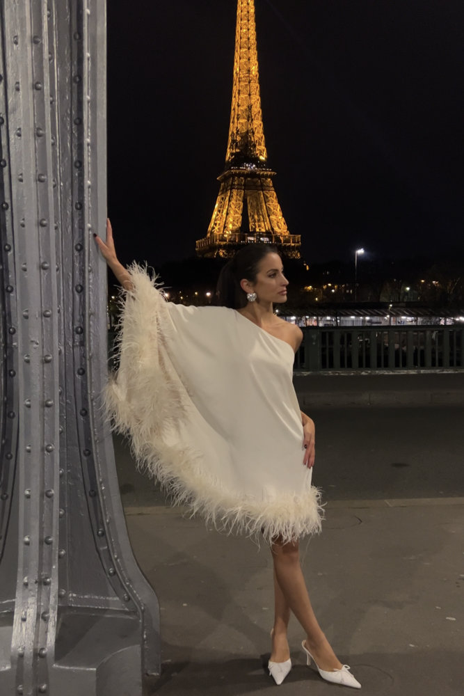 VESTIDO CORTO DE PERLAS CON MANGAS MURCIÉLAGO