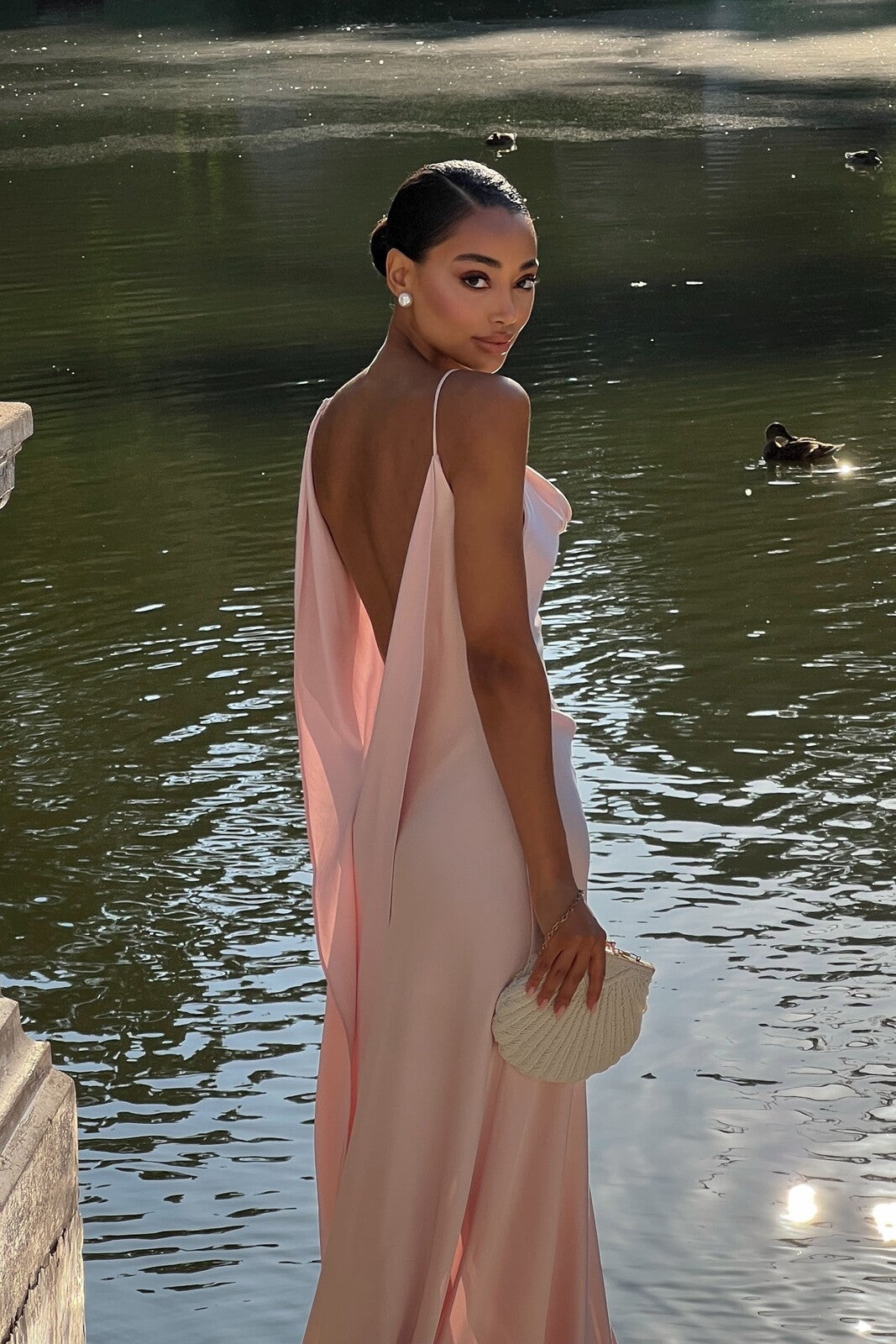 VESTIDO ROSA CON ESCOTE PROFUNDO EN LA ESPALDA