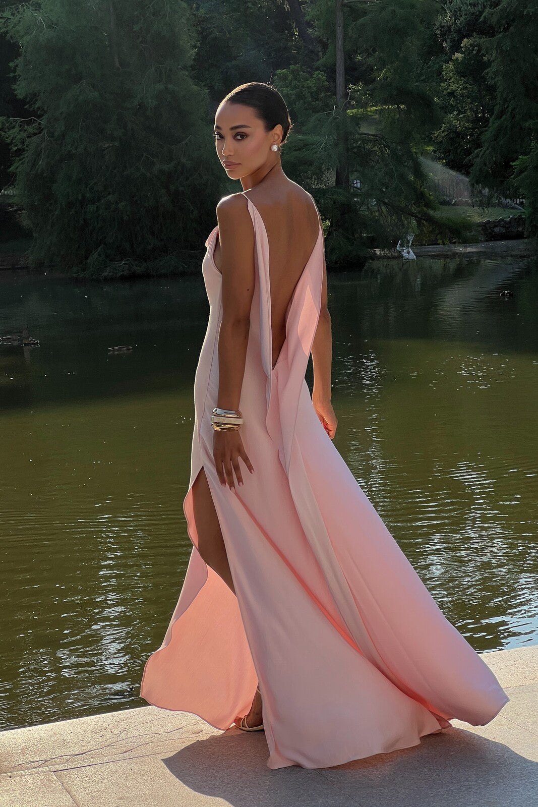 VESTIDO ROSA CON ESCOTE PROFUNDO EN LA ESPALDA