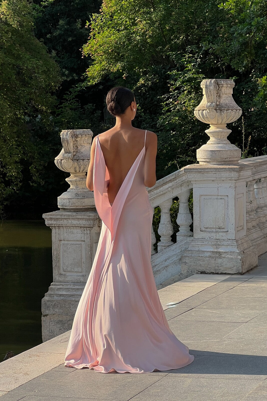 VESTIDO ROSA CON ESCOTE PROFUNDO EN LA ESPALDA