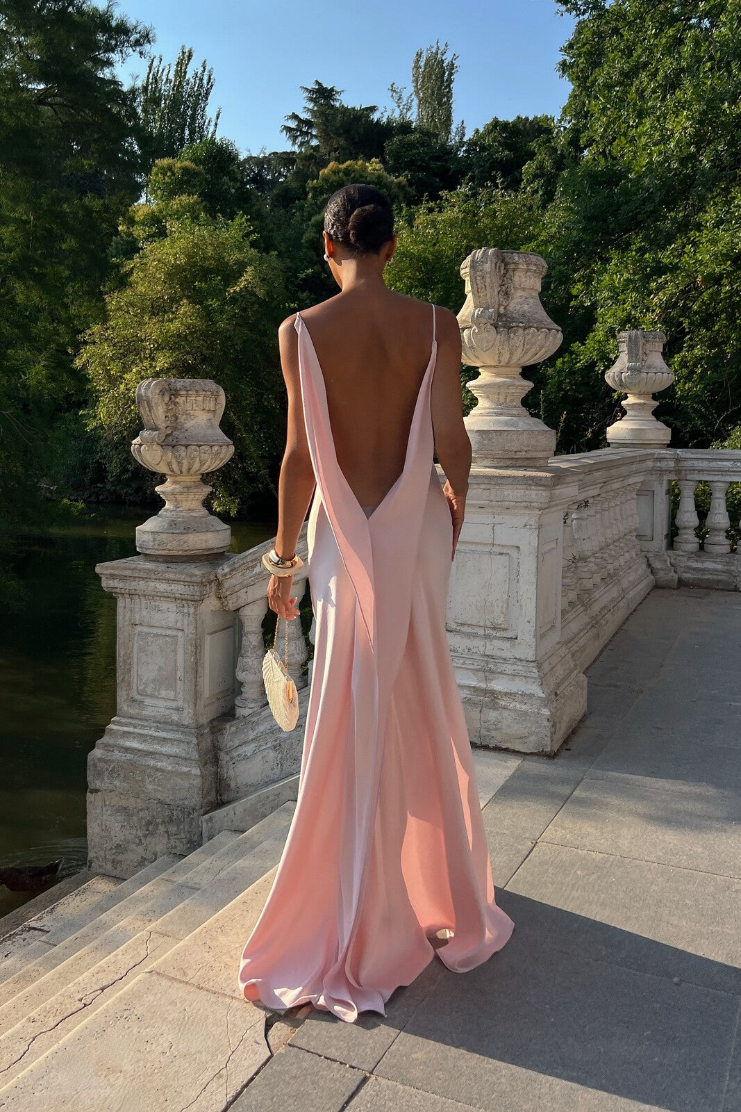 VESTIDO ROSA CON ESCOTE PROFUNDO EN LA ESPALDA