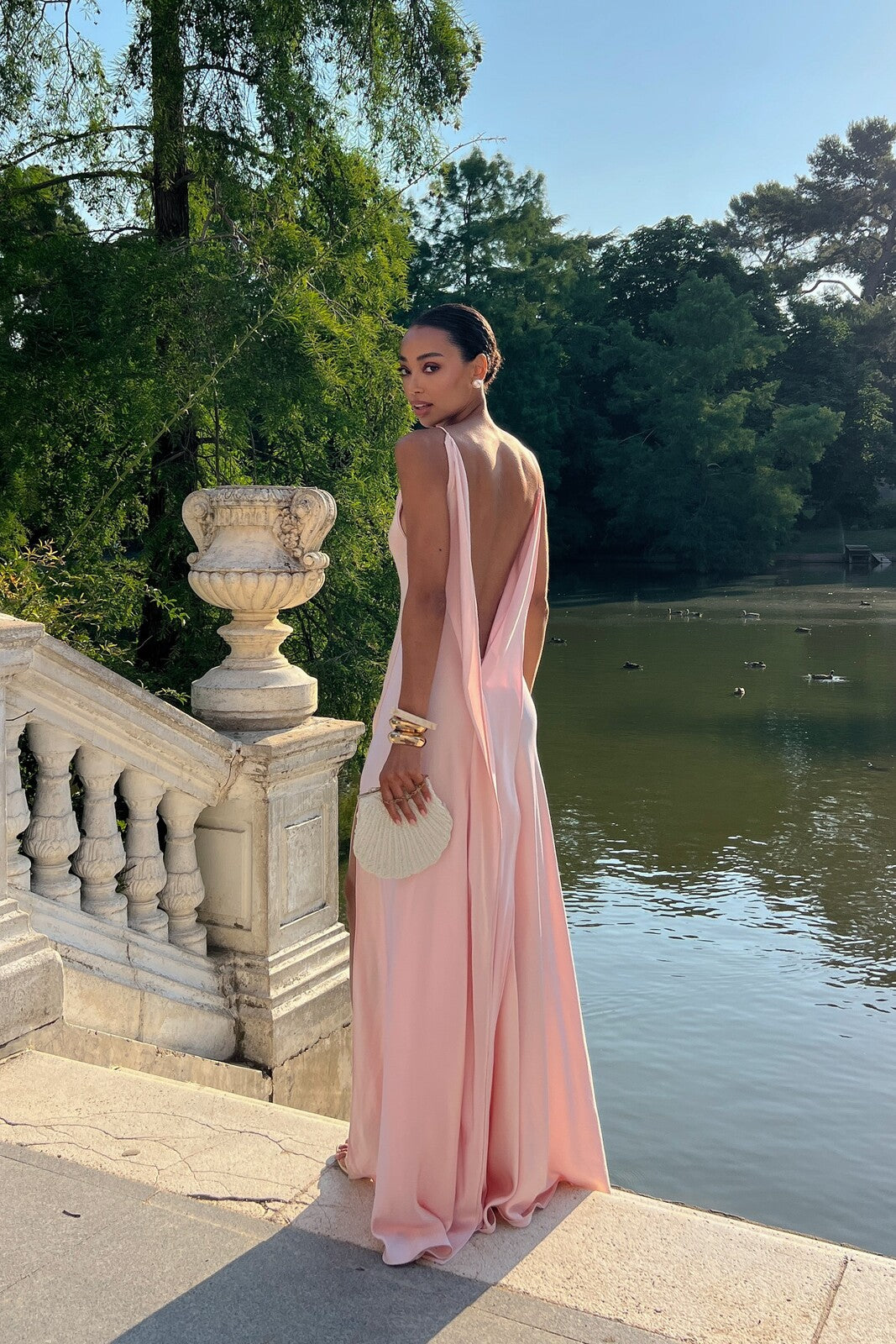 VESTIDO ROSA CON ESCOTE PROFUNDO EN LA ESPALDA