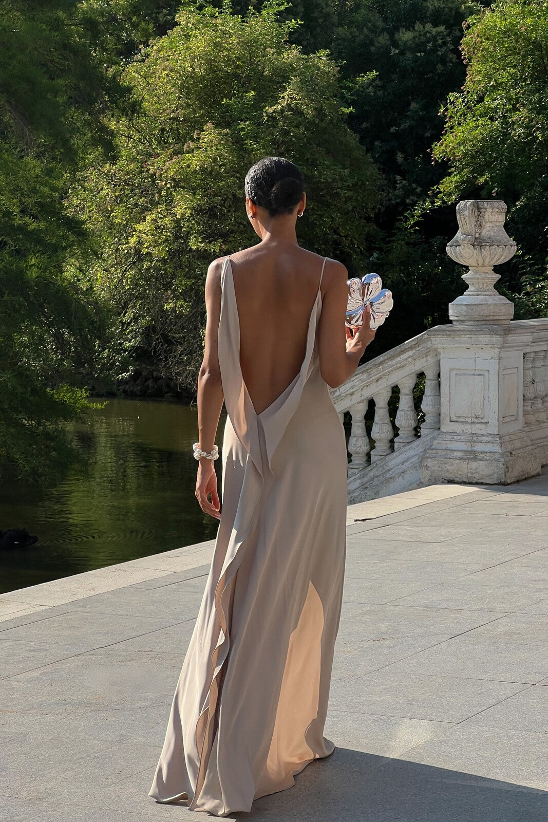 ROBE BEIGE À DÉCOLLETÉ DOS PLONGEANT