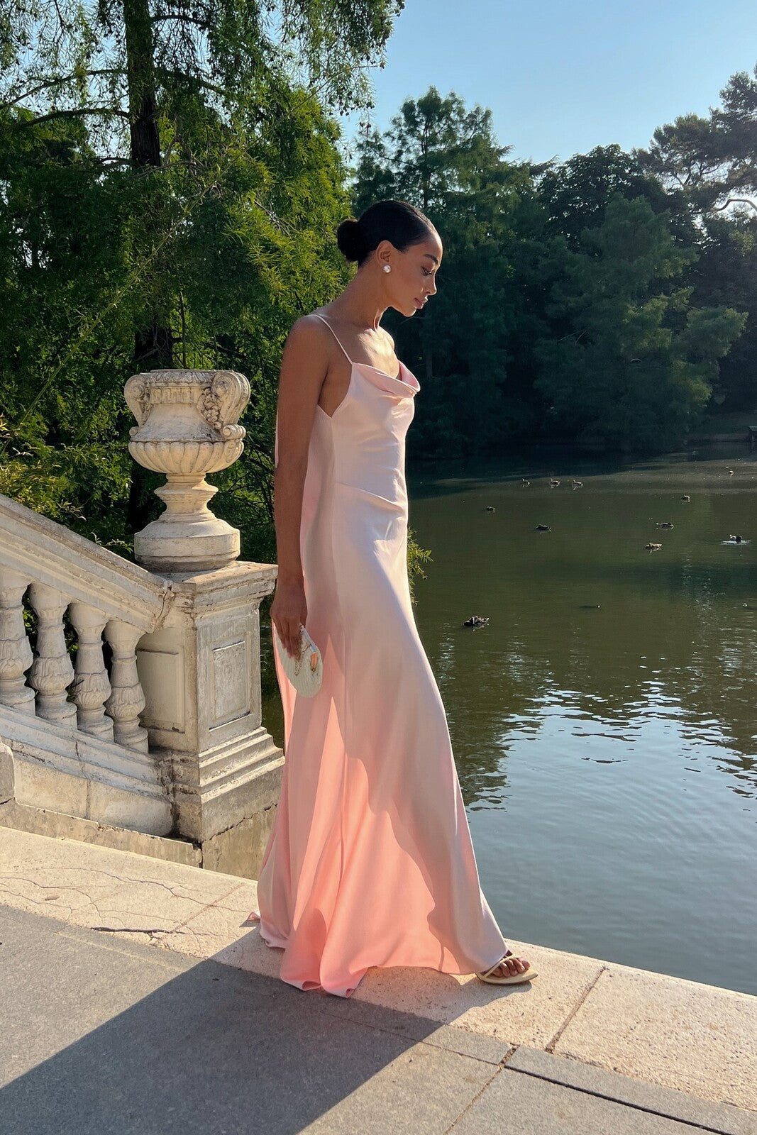 VESTIDO ROSA CON ESCOTE PROFUNDO EN LA ESPALDA