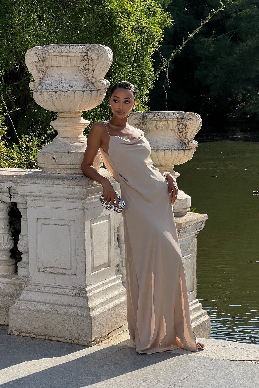 ROBE BEIGE À DÉCOLLETÉ DOS PLONGEANT