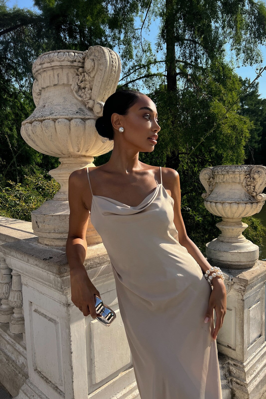 ROBE BEIGE À DÉCOLLETÉ DOS PLONGEANT