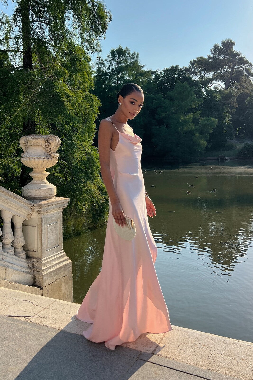 VESTIDO ROSA CON ESCOTE PROFUNDO EN LA ESPALDA