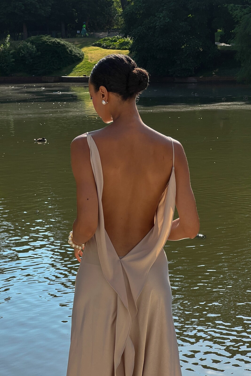 ROBE BEIGE À DÉCOLLETÉ DOS PLONGEANT