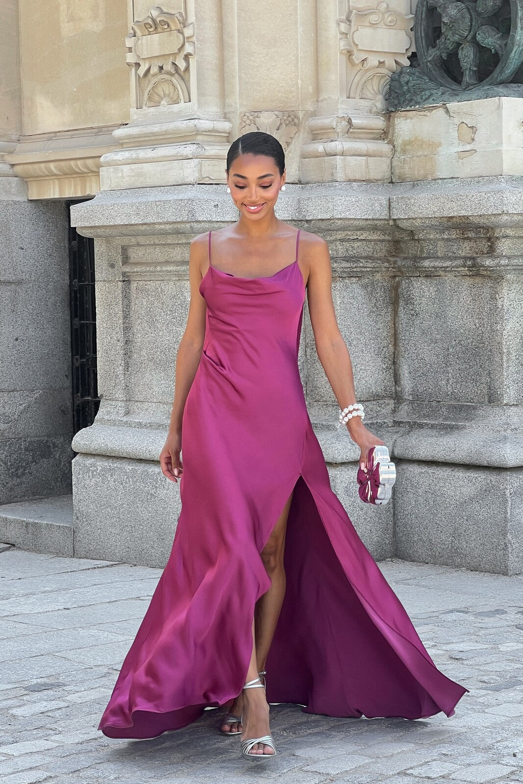 VESTIDO ROSA OSCURO CON ESCOTE PROFUNDO EN LA ESPALDA