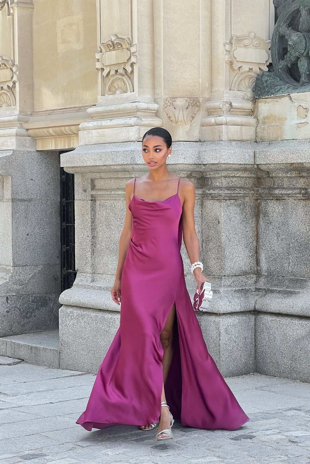 VESTIDO ROSA OSCURO CON ESCOTE PROFUNDO EN LA ESPALDA
