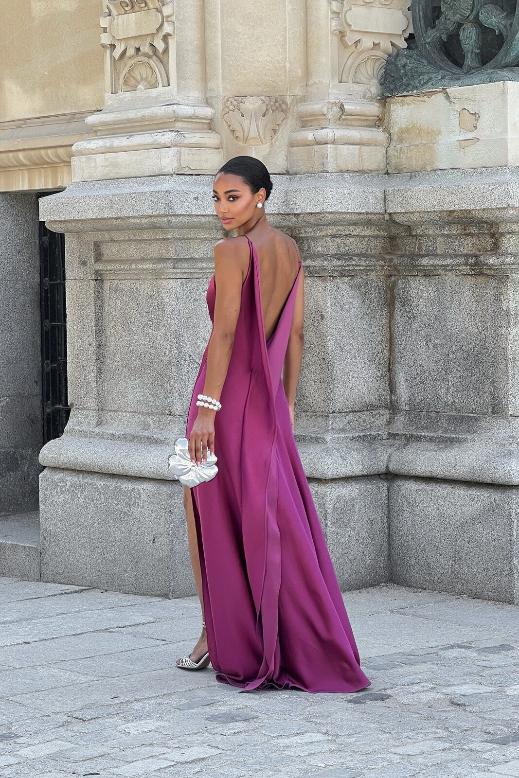 VESTIDO ROSA OSCURO CON ESCOTE PROFUNDO EN LA ESPALDA