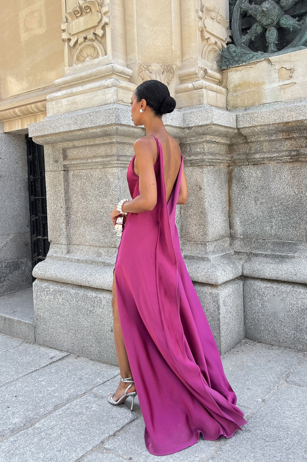 VESTIDO ROSA OSCURO CON ESCOTE PROFUNDO EN LA ESPALDA