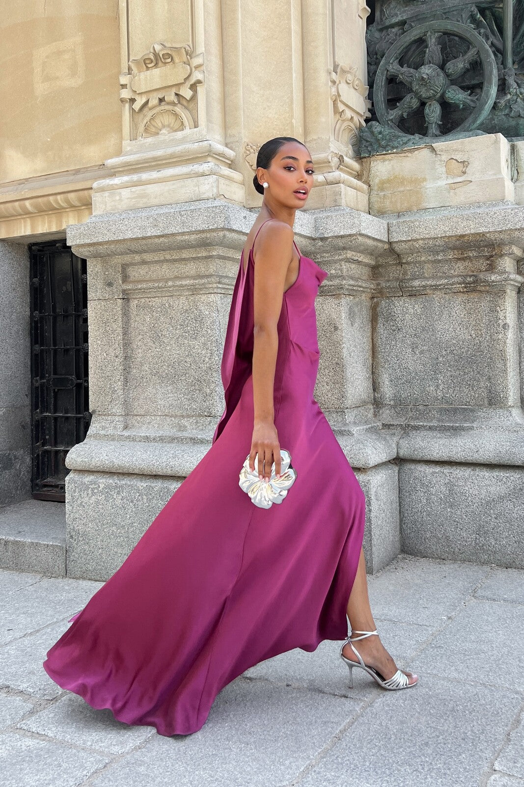 VESTIDO ROSA OSCURO CON ESCOTE PROFUNDO EN LA ESPALDA