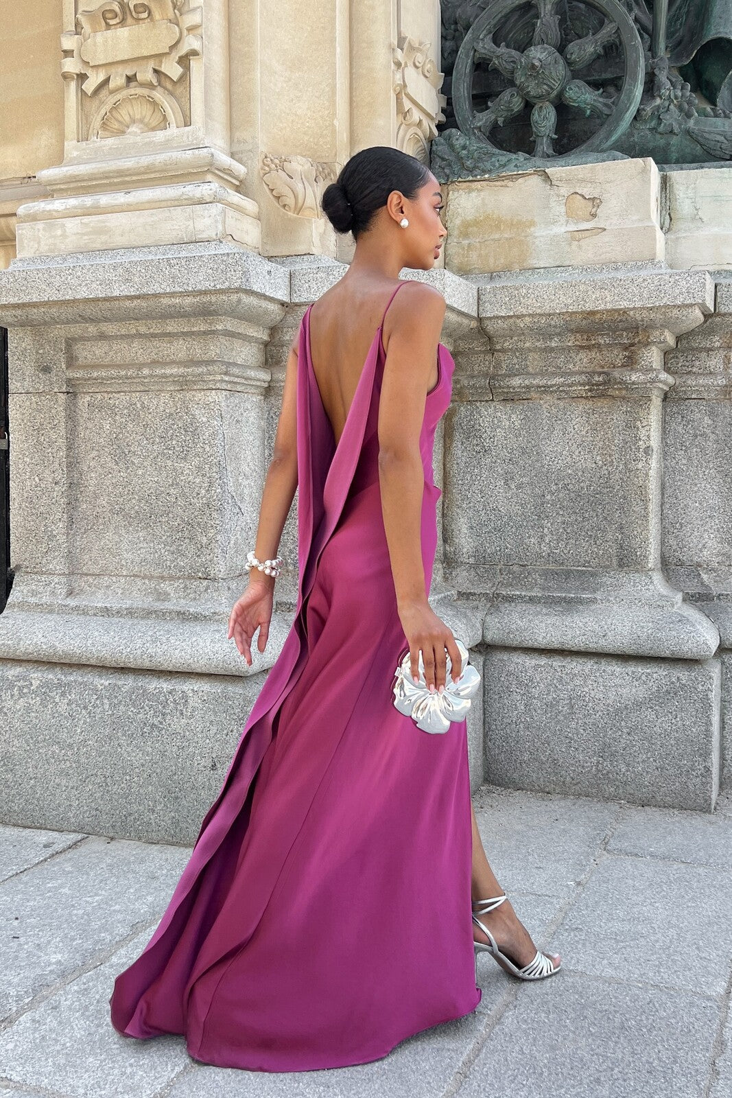 VESTIDO ROSA OSCURO CON ESCOTE PROFUNDO EN LA ESPALDA