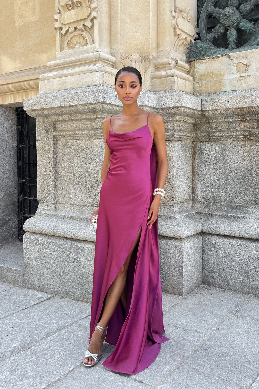 VESTIDO ROSA OSCURO CON ESCOTE PROFUNDO EN LA ESPALDA