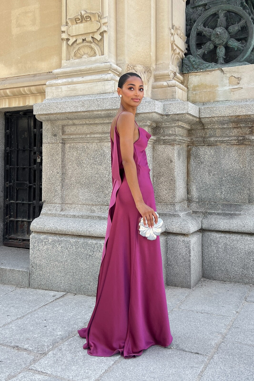 VESTIDO ROSA OSCURO CON ESCOTE PROFUNDO EN LA ESPALDA