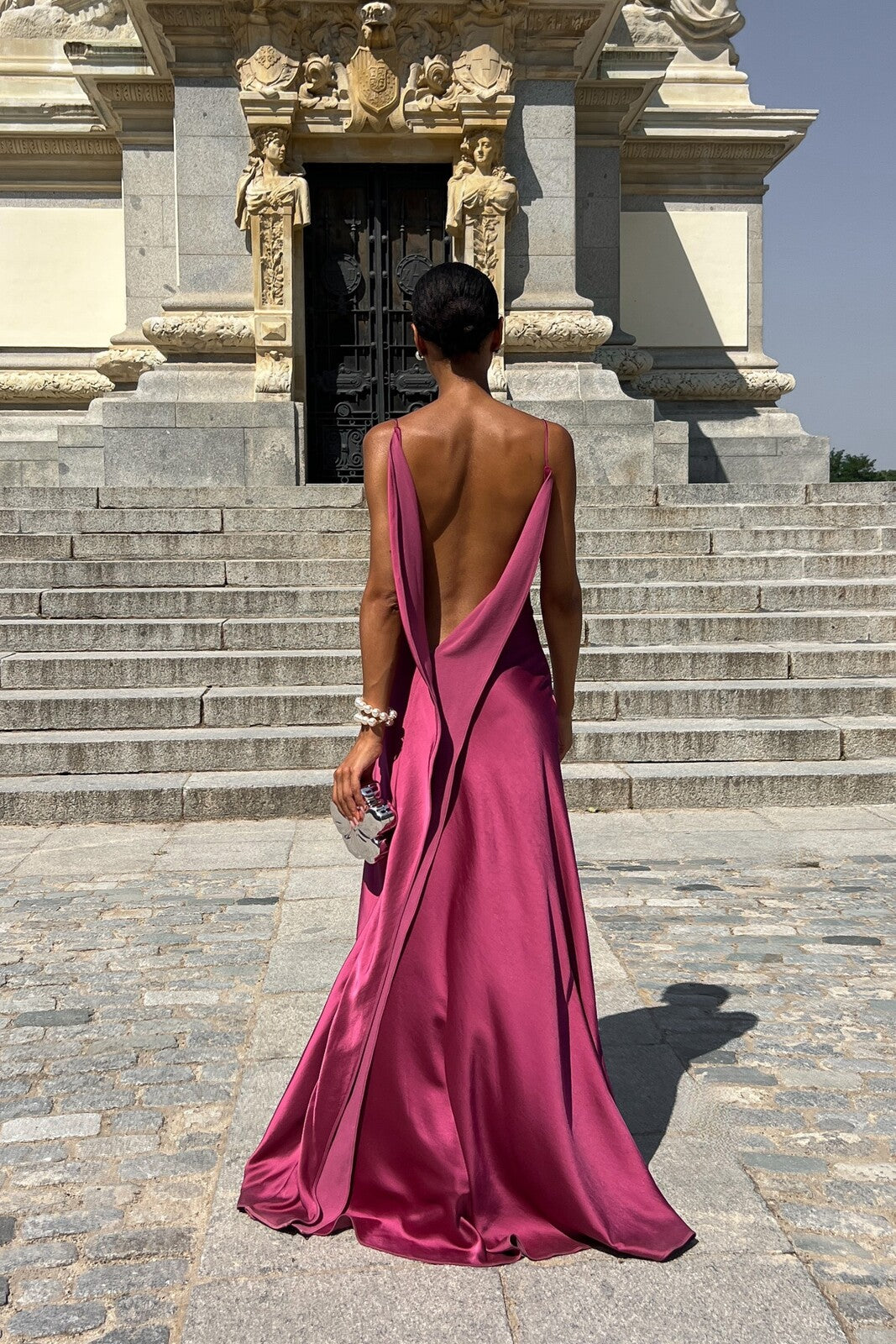 VESTIDO ROSA OSCURO CON ESCOTE PROFUNDO EN LA ESPALDA
