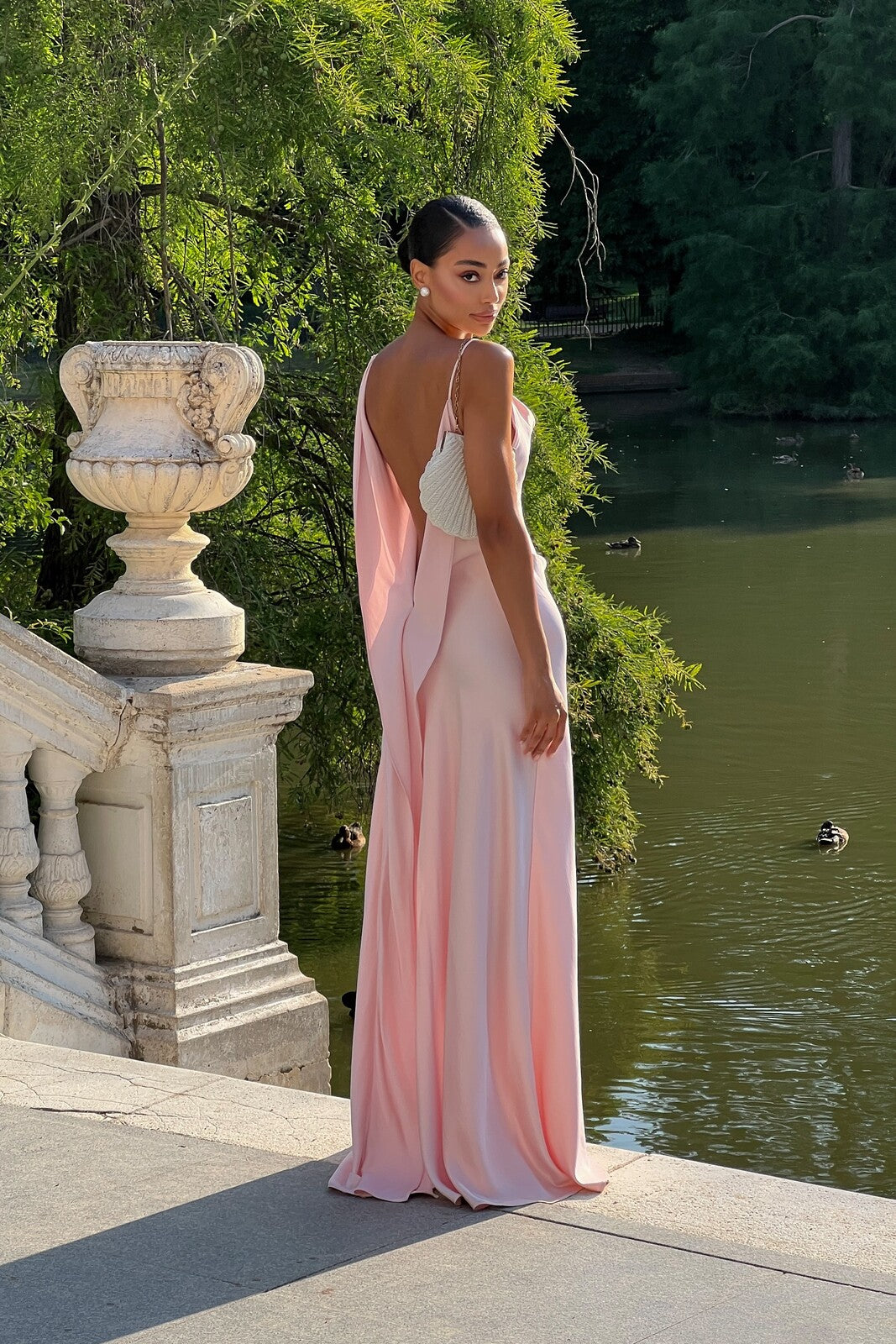 VESTIDO ROSA CON ESCOTE PROFUNDO EN LA ESPALDA