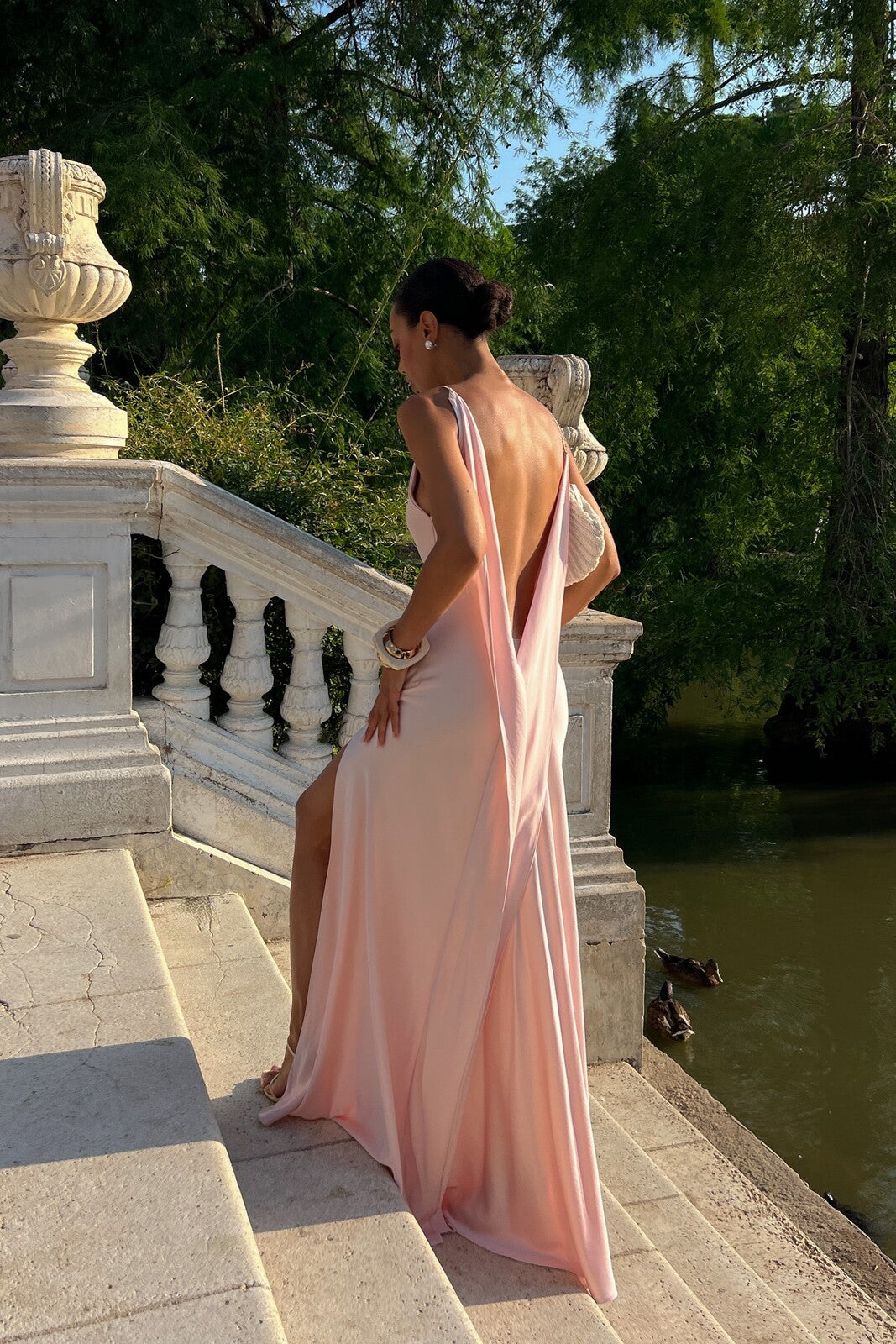 VESTIDO ROSA CON ESCOTE PROFUNDO EN LA ESPALDA