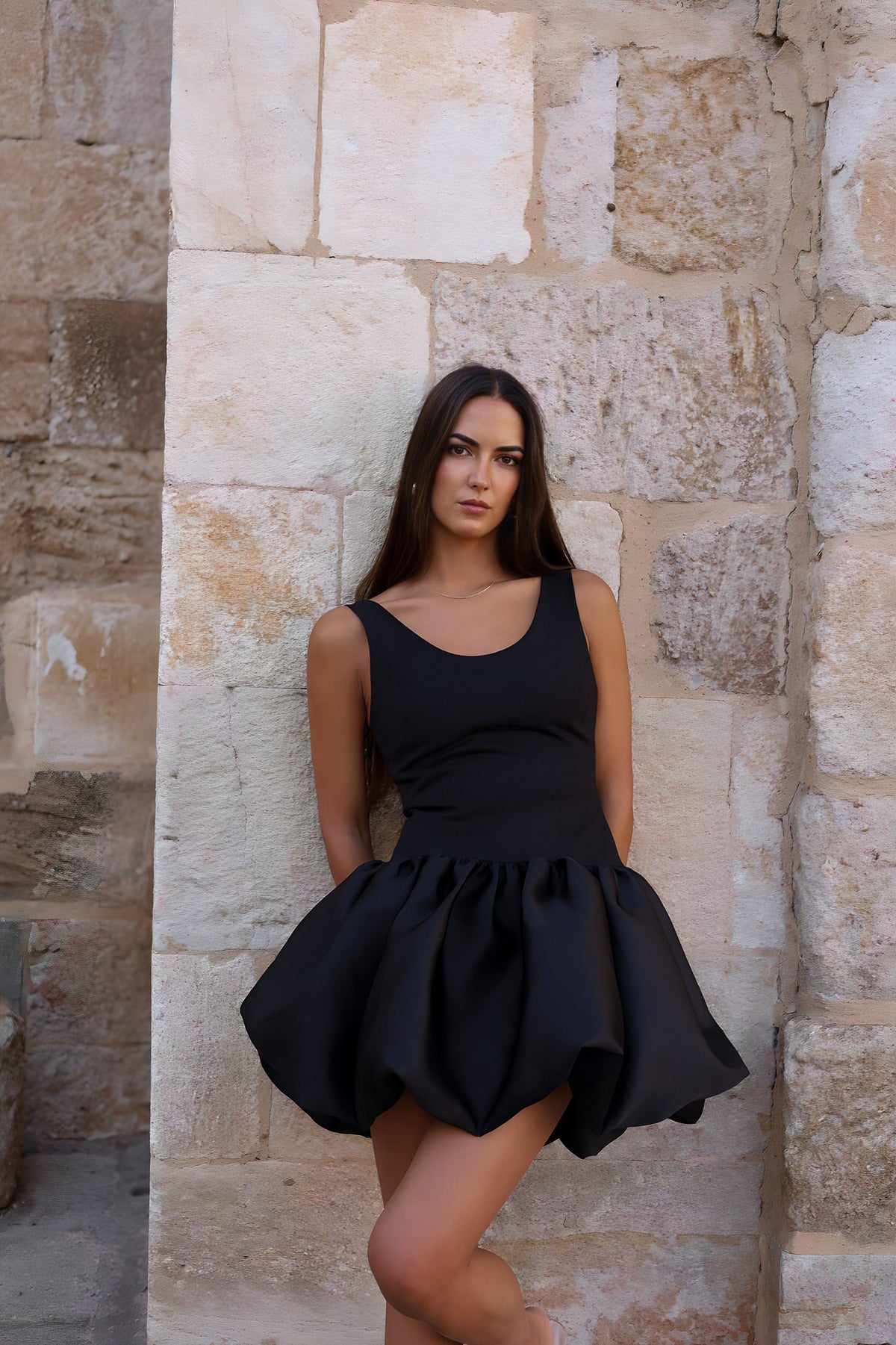 VESTIDO CURTO PRETO DE ALÇA COM SAIA ABALONADA