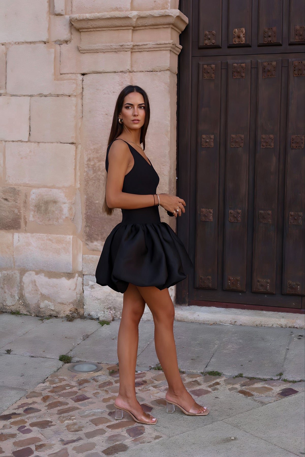 VESTIDO CURTO PRETO DE ALÇA COM SAIA ABALONADA