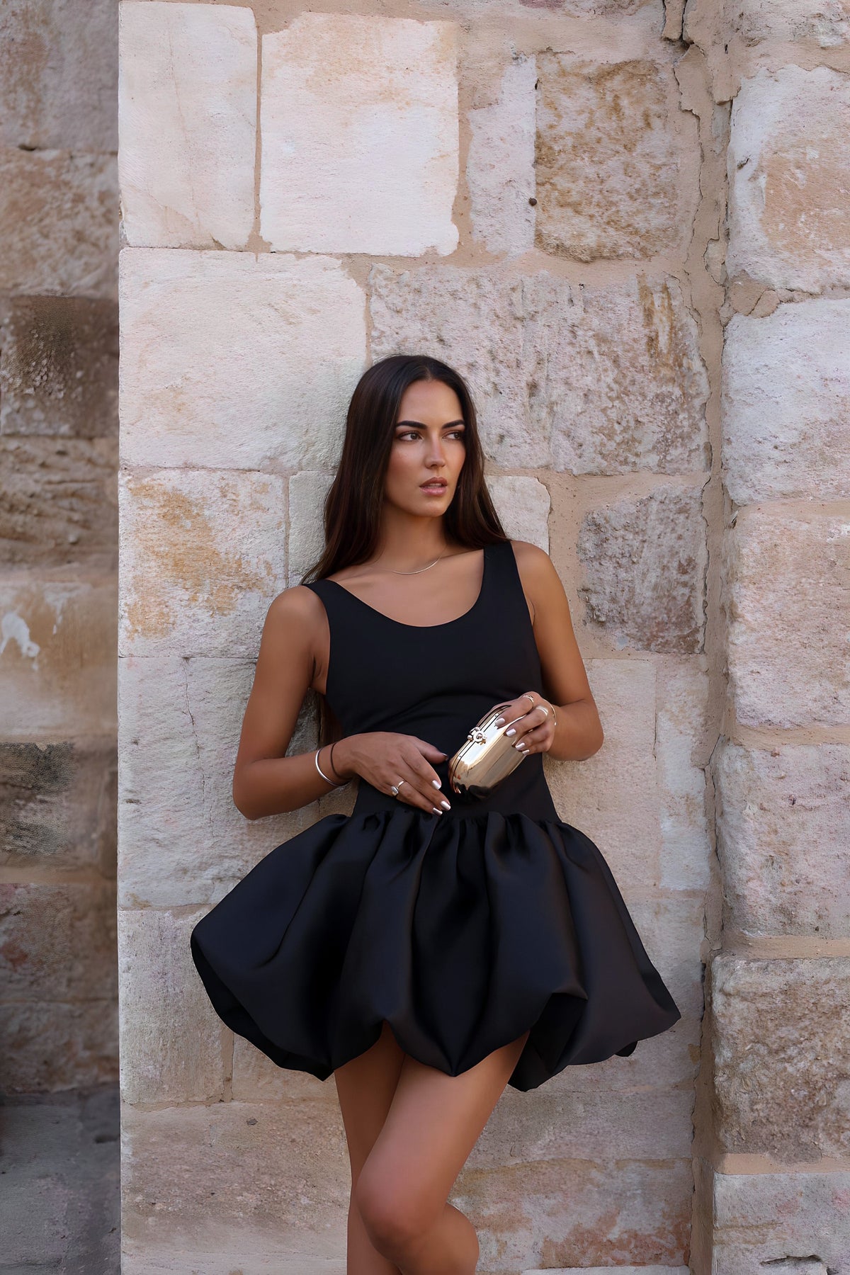 VESTIDO NEGRO CORTO DE TIRANTES CON FALDA ACAMPANADA