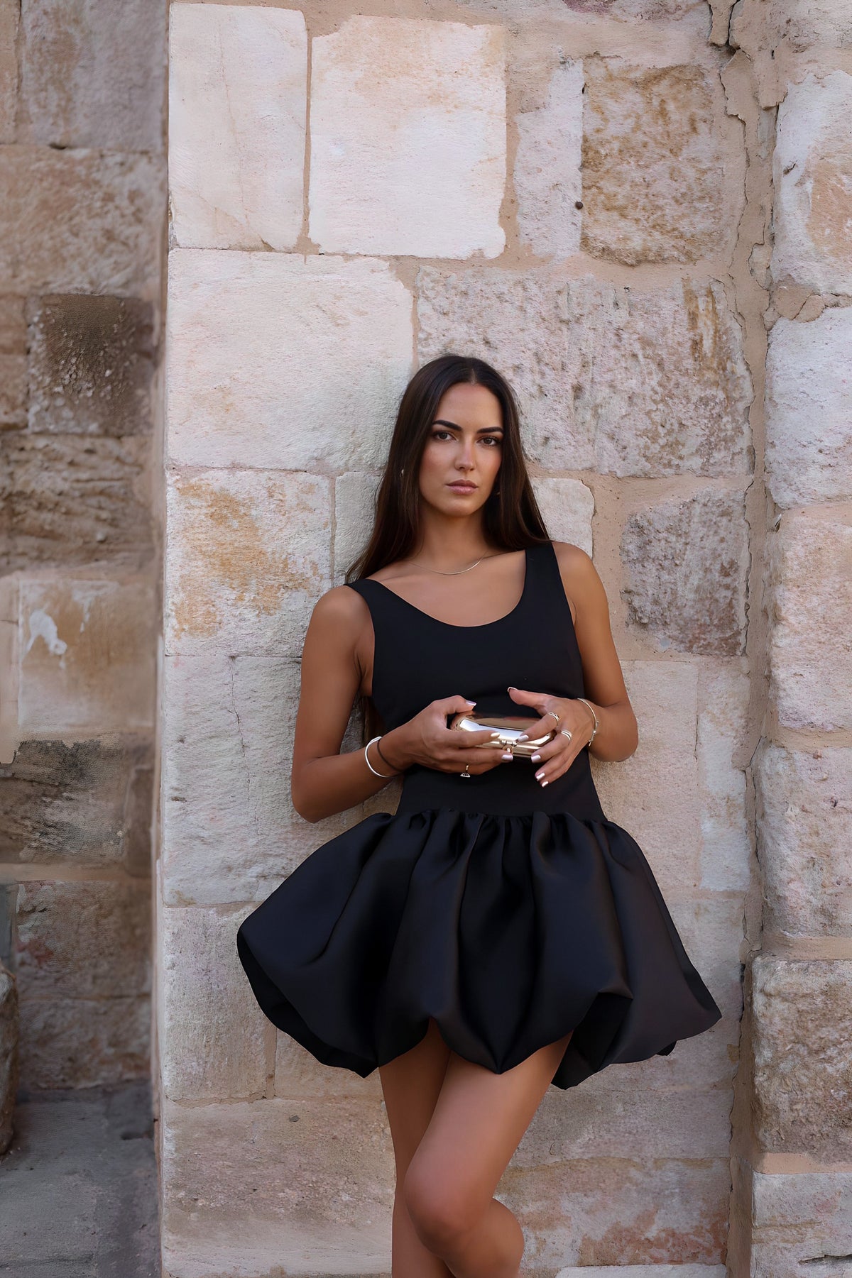 VESTIDO NEGRO CORTO DE TIRANTES CON FALDA ACAMPANADA