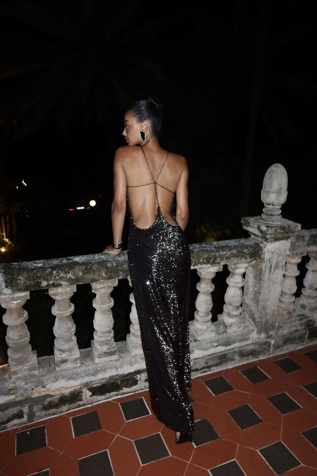 VESTIDO LONGO CASTANHO LANTEJOULAS COSTAS ABERTAS