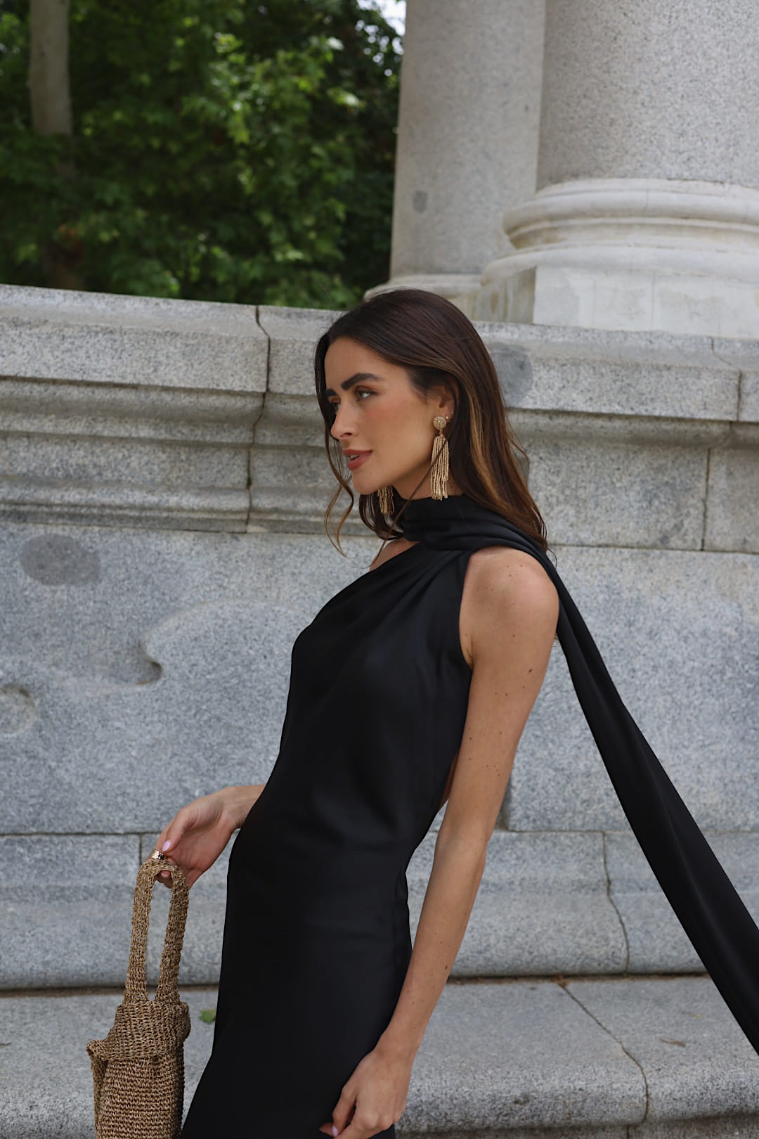 VESTITO NERO LUNGO CON MANTELLO