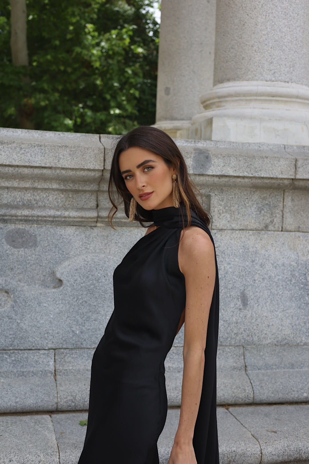 VESTITO NERO LUNGO CON MANTELLO