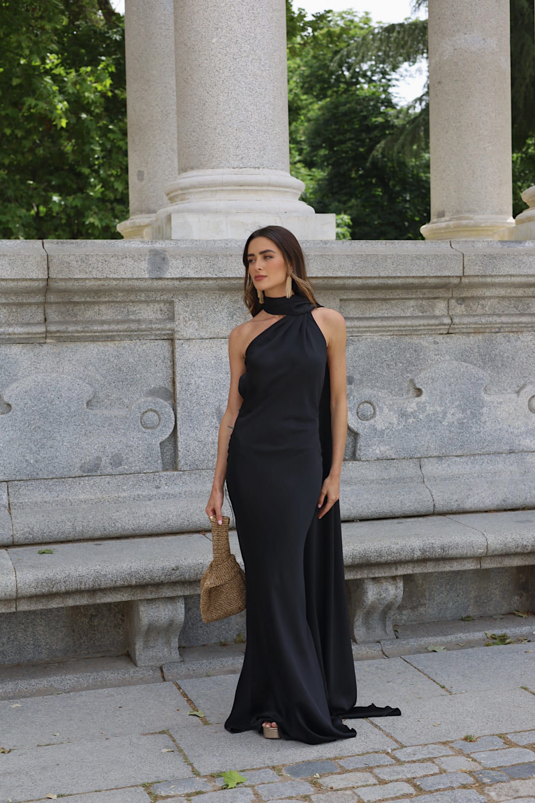 VESTITO NERO LUNGO CON MANTELLO