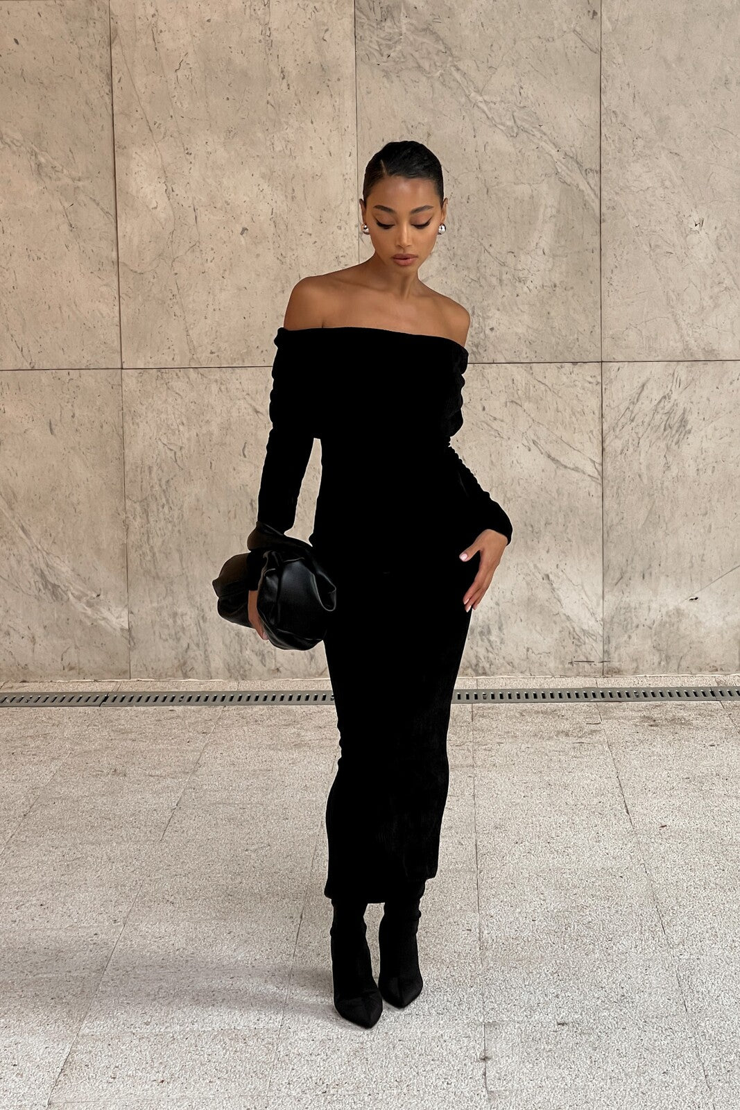 BLACK KNITTED DRESS WITH BARE SHOULDERS