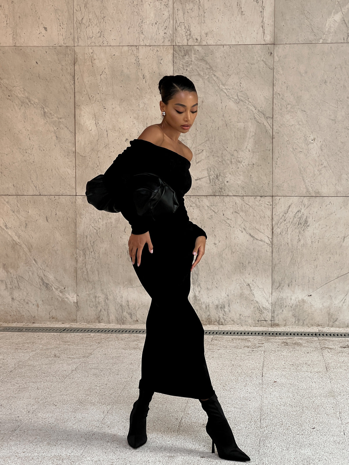 BLACK KNITTED DRESS WITH BARE SHOULDERS