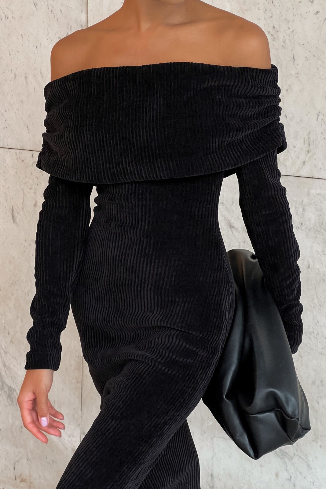 BLACK KNITTED DRESS WITH BARE SHOULDERS