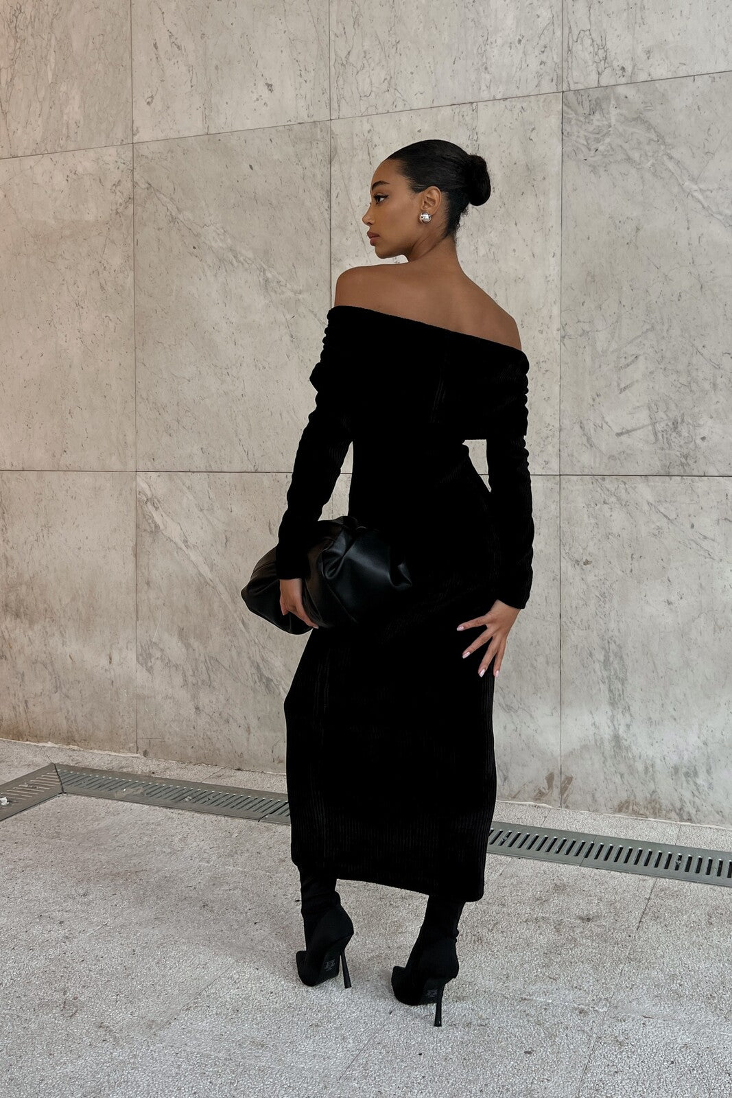BLACK KNITTED DRESS WITH BARE SHOULDERS