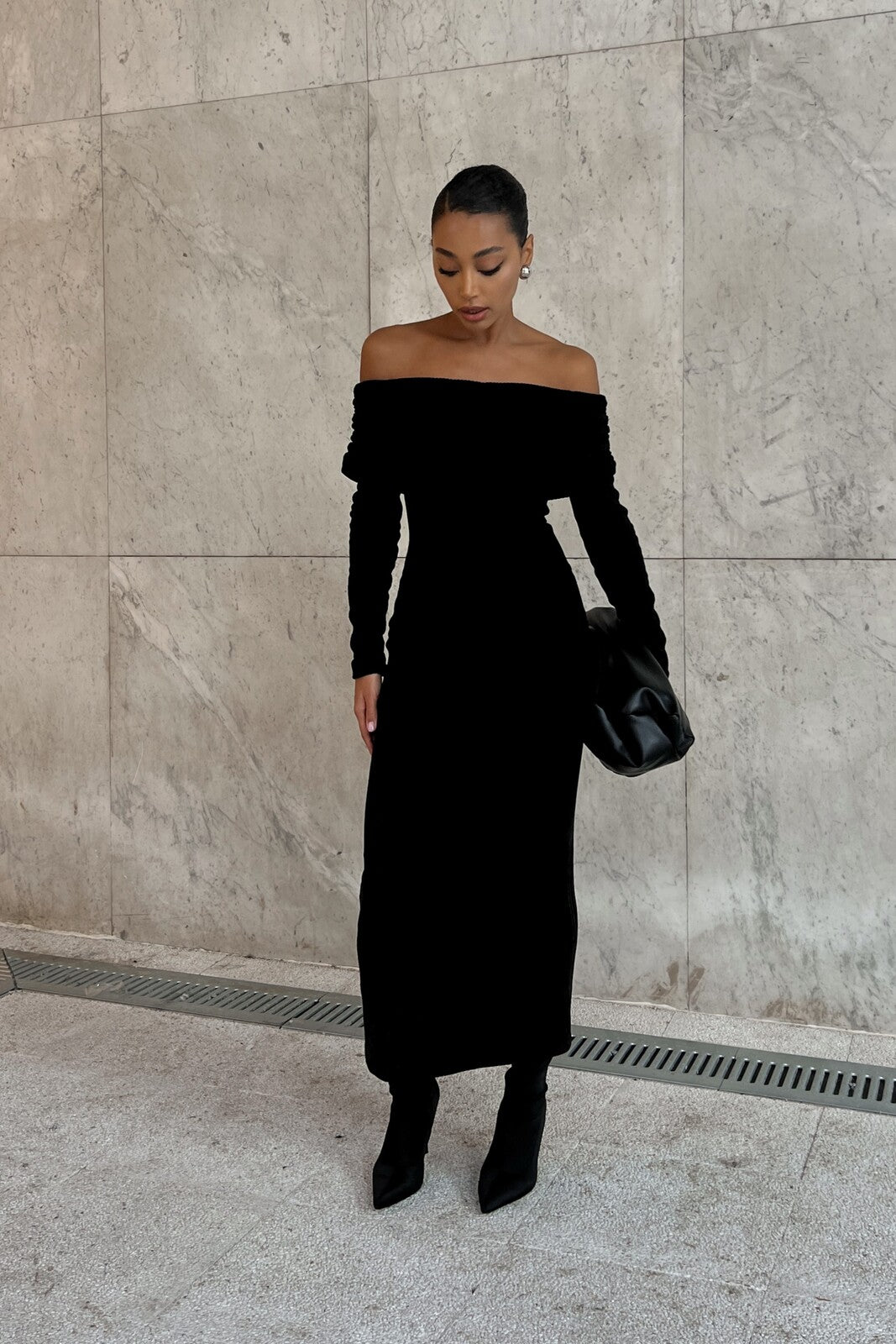 BLACK KNITTED DRESS WITH BARE SHOULDERS