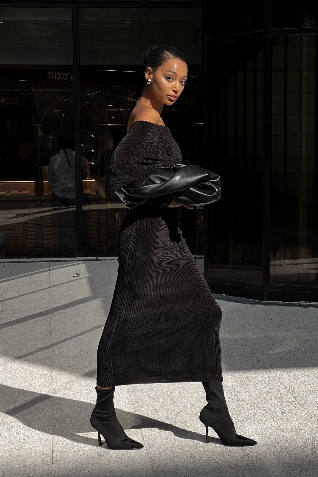 BLACK KNIT DRESS WITH OFF-SHOULDER AND STRAIGHT NECKLINE