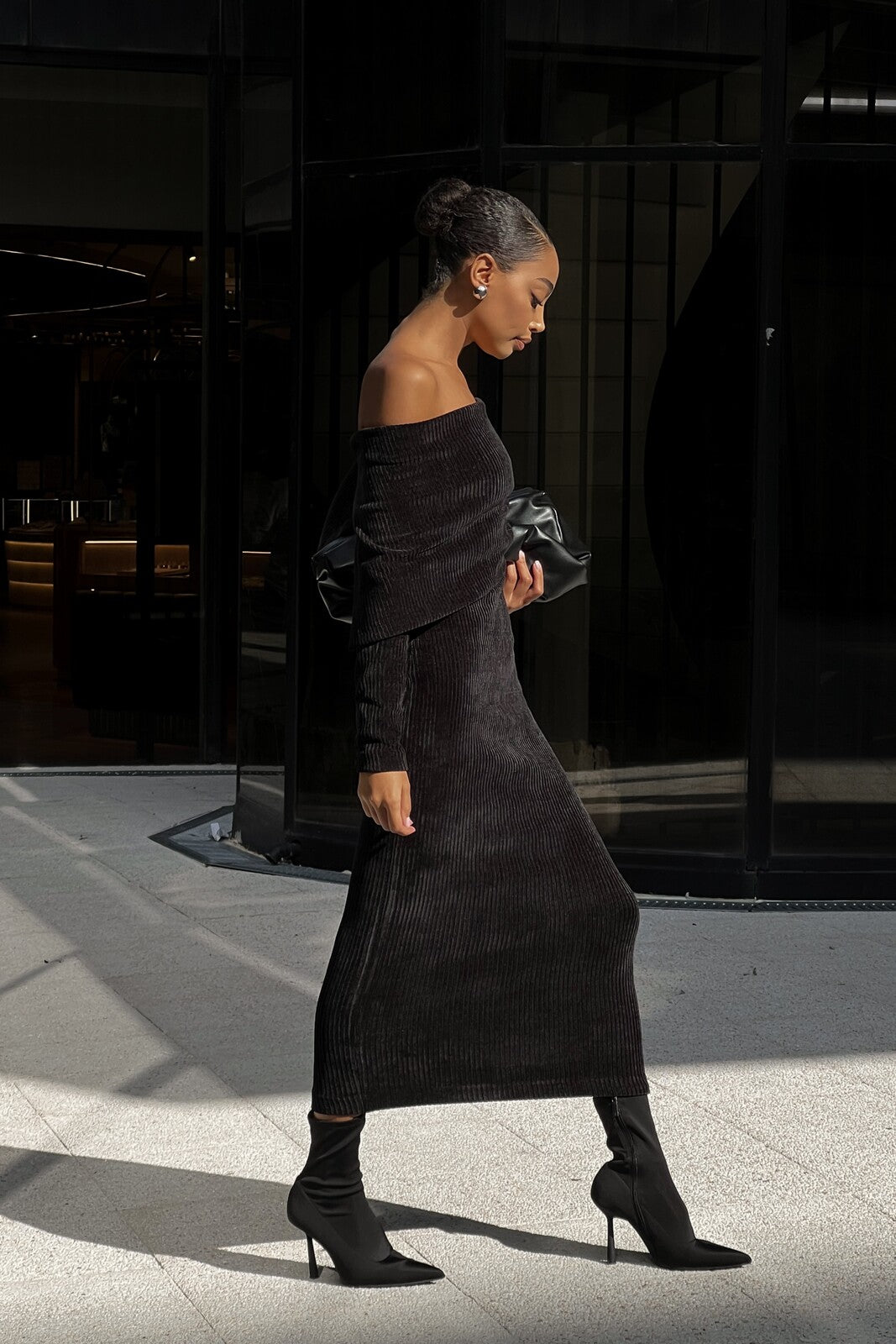 BLACK KNIT DRESS WITH OFF-SHOULDER AND STRAIGHT NECKLINE