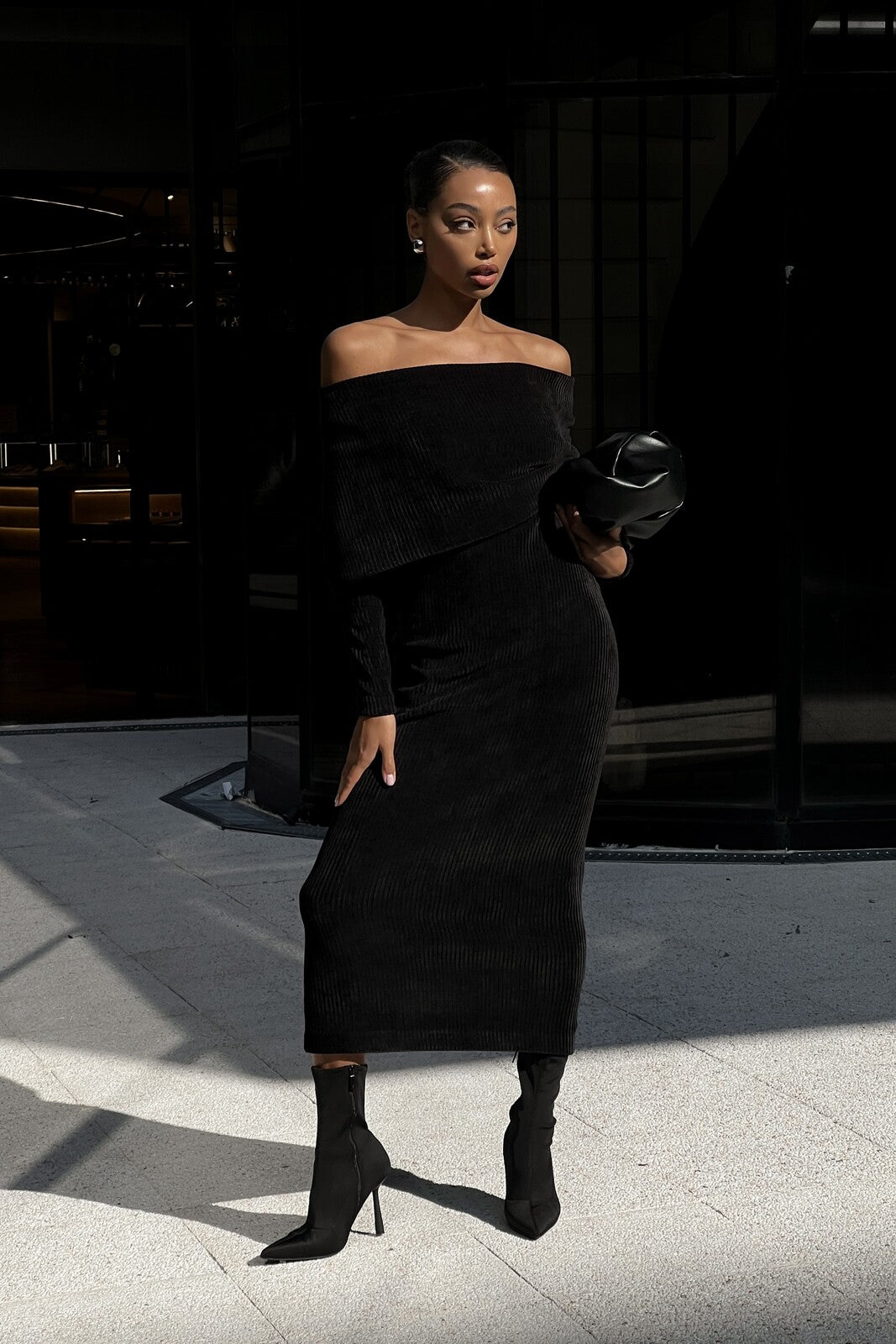 BLACK KNIT DRESS WITH OFF-SHOULDER AND STRAIGHT NECKLINE