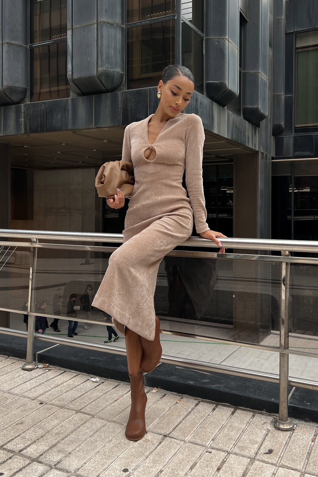 ROBE CAMEL EN TRICOT AVEC MANCHES LONGUES