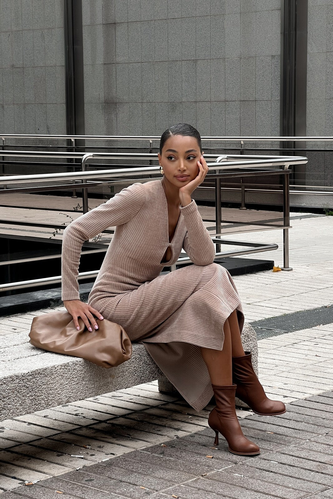 ROBE CAMEL EN TRICOT AVEC MANCHES LONGUES
