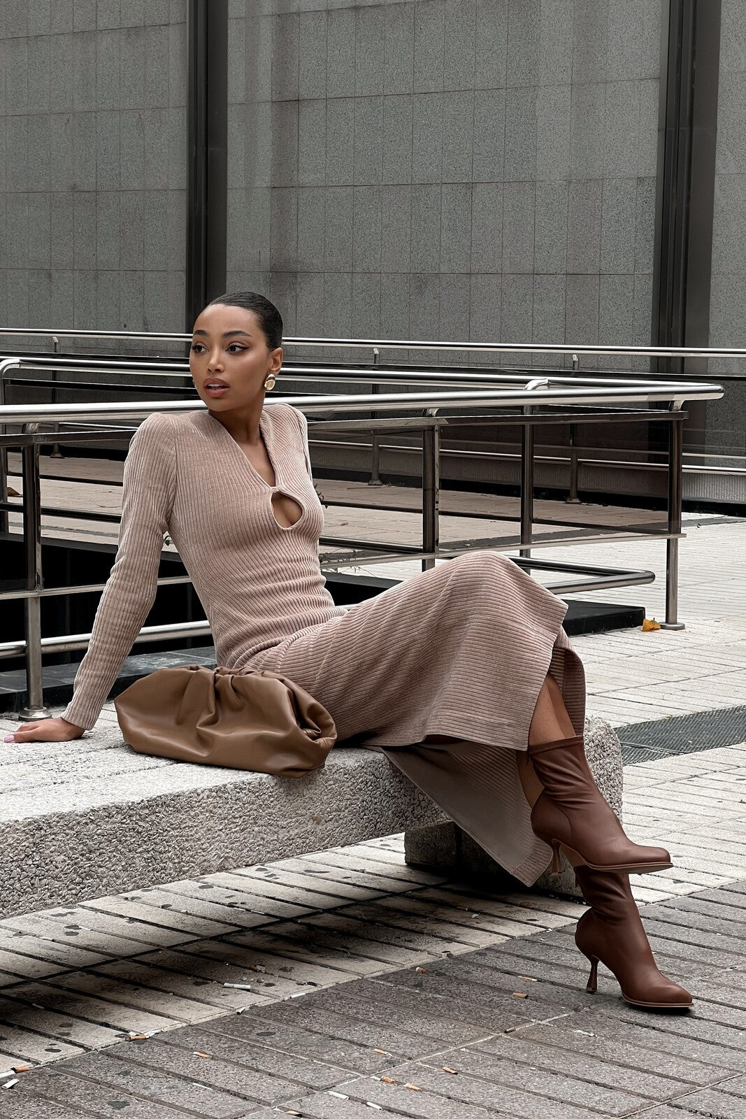 ROBE CAMEL EN TRICOT AVEC MANCHES LONGUES