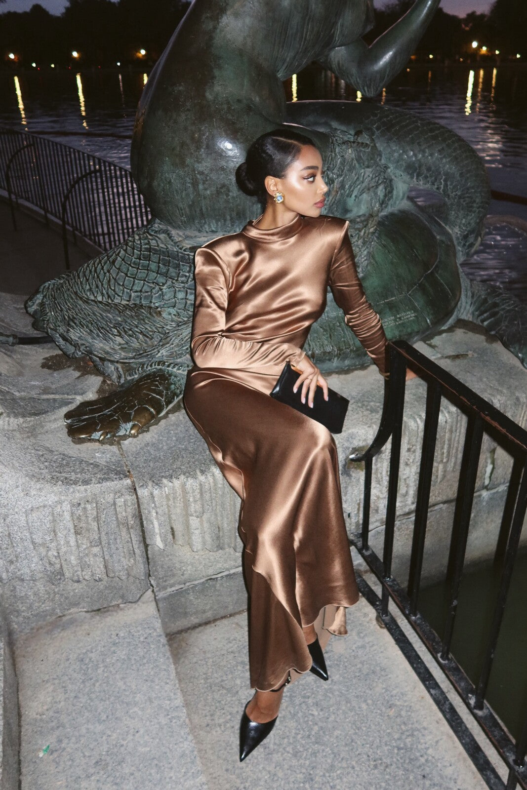BROWN DRESS WITH A COLLAR