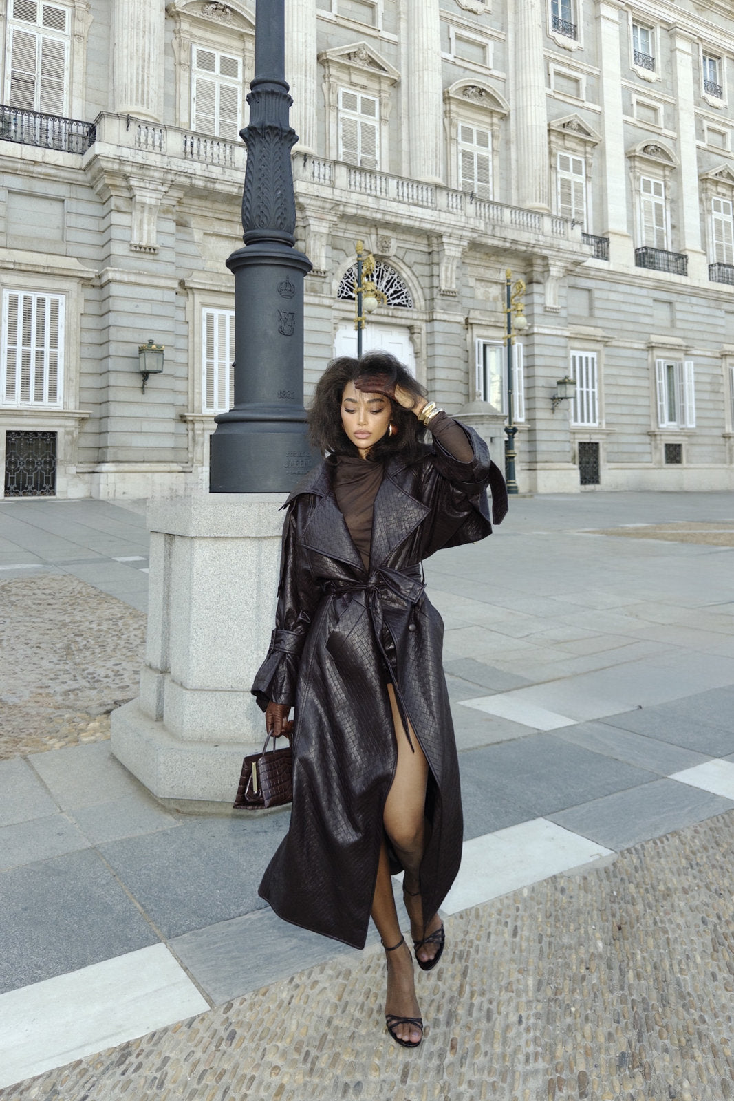 GABARDINA MARRÓN OSCURO TEXTURIZADA