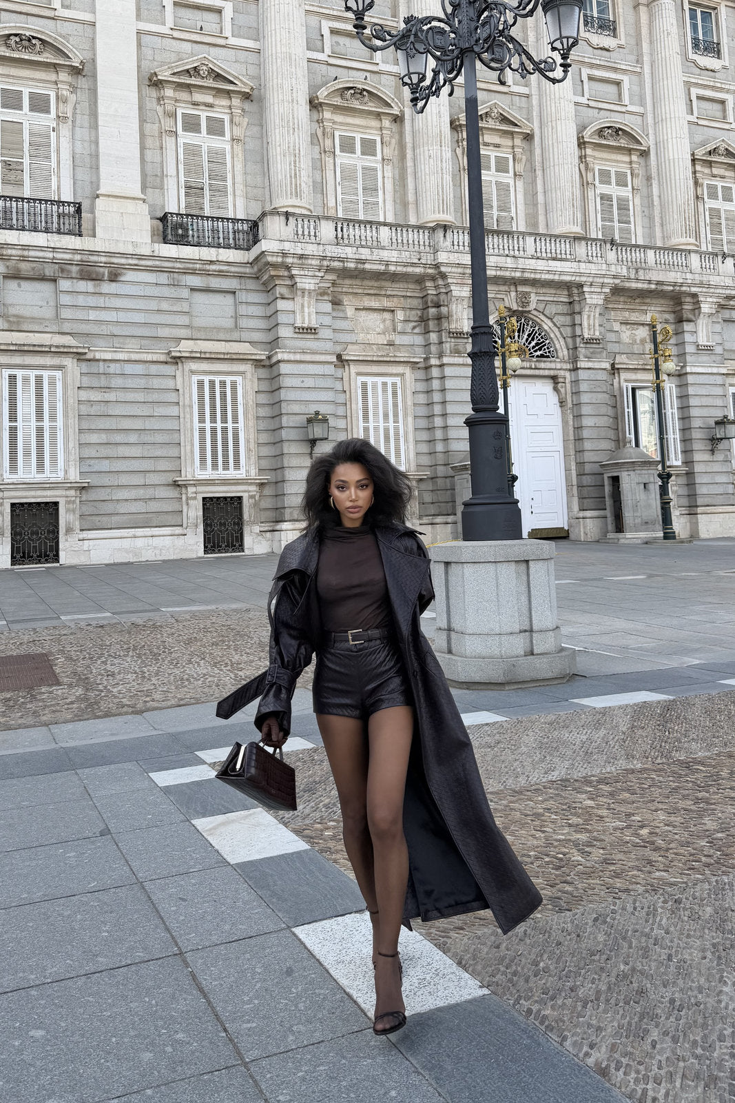 GABARDINA MARRÓN OSCURO TEXTURIZADA