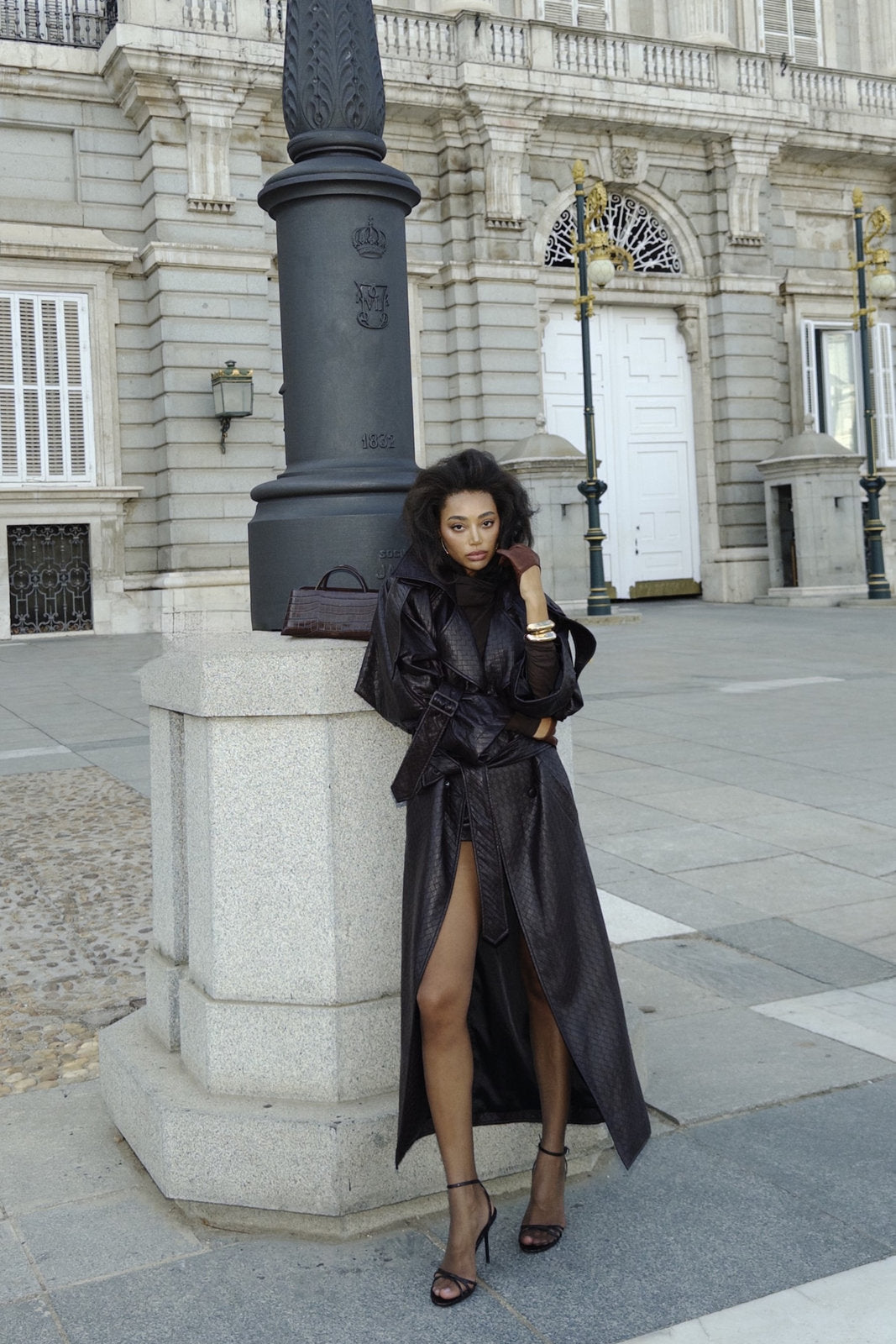 GABARDINA MARRÓN OSCURO TEXTURIZADA