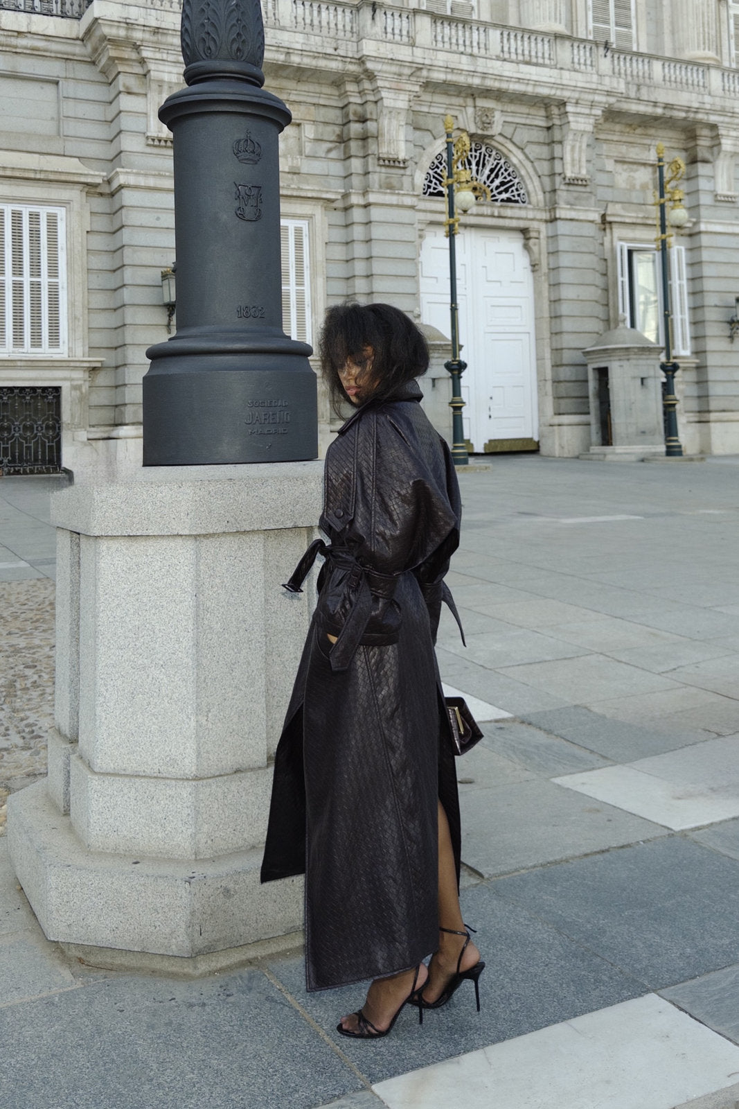 GABARDINA MARRÓN OSCURO TEXTURIZADA