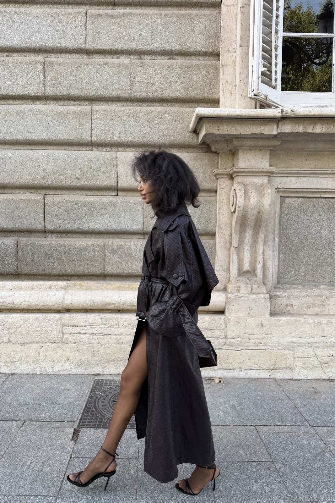 GABARDINA MARRÓN OSCURO TEXTURIZADA